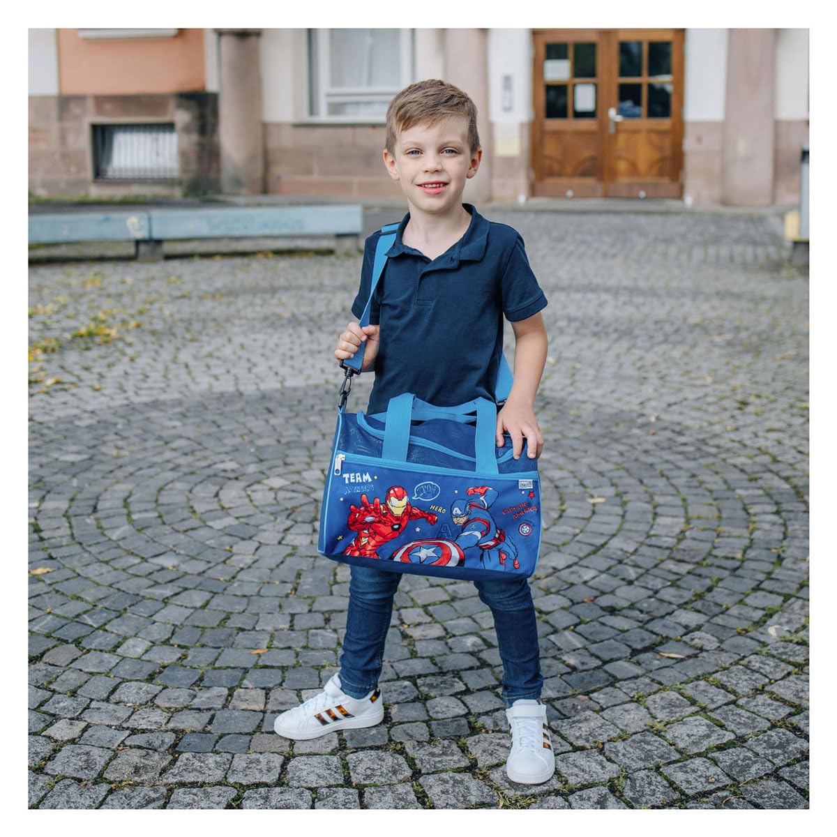 Scooli - Borsa sportiva Marvel Avengers per bambini - Ampio scomparto principale - Tracolla regolabile - Design da supereroe - Resistente