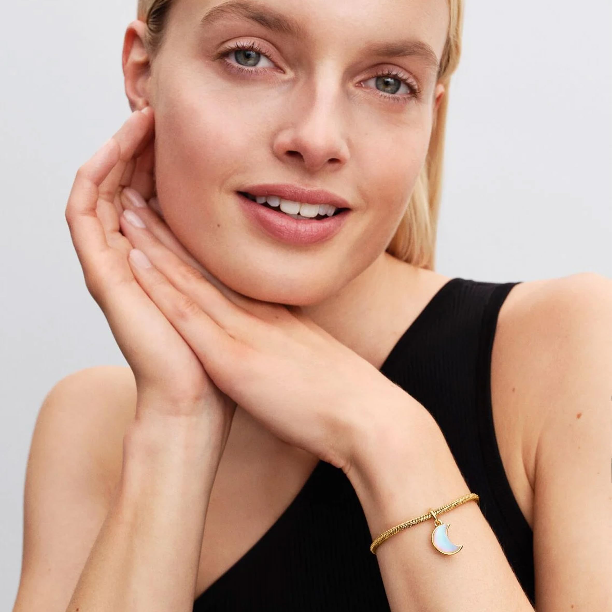 PANDORA Moments 764275C01 - Ciondolo scintillante a forma di mezzaluna, in lega di metallo placcato oro 14 K e zirconi, compatibile con ME e Moments