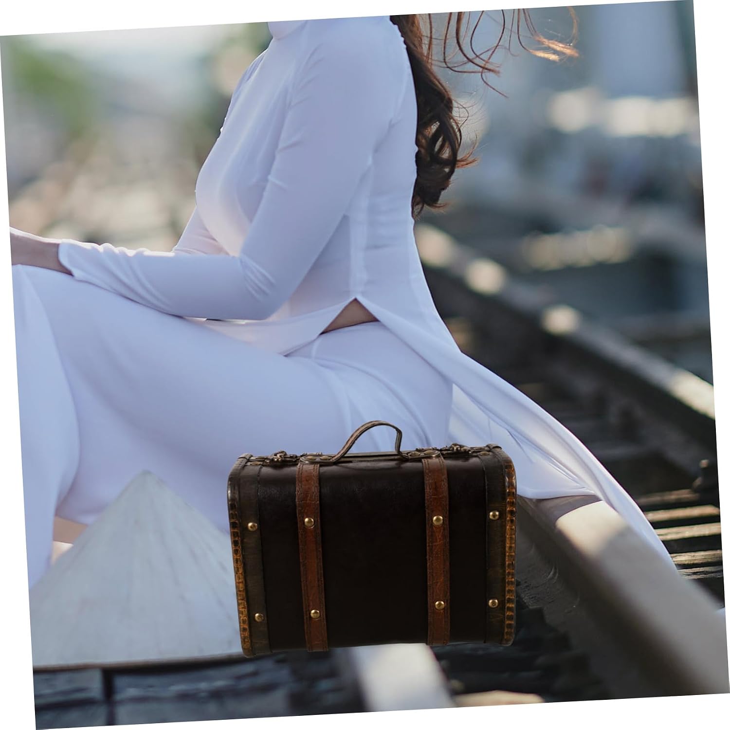 Vintage Wooden Jewelry Chest Large Travel Jewelry Box Portable Retro Storage Trunk Decorative Keepsake Suitcase for Home Display and Wedding Photo Prop