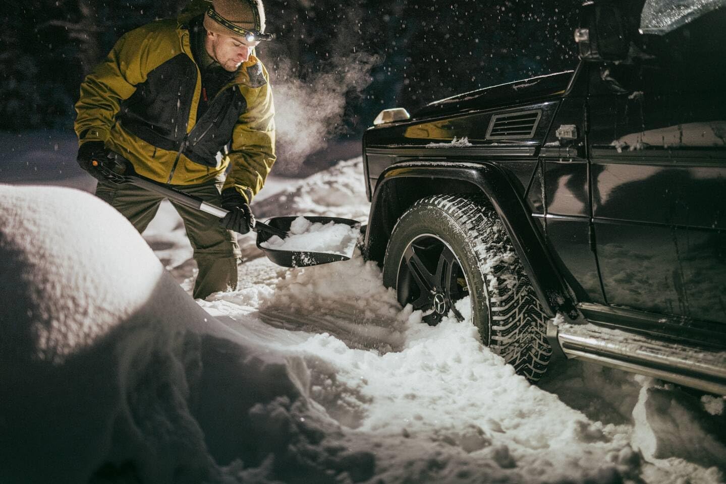 Fiskars Auto Snow Shovel, X-series, Telescopic, Length: 79.5-98.7 cm, Aluminium/Steel/Plastic, Black/Silver, 1057187