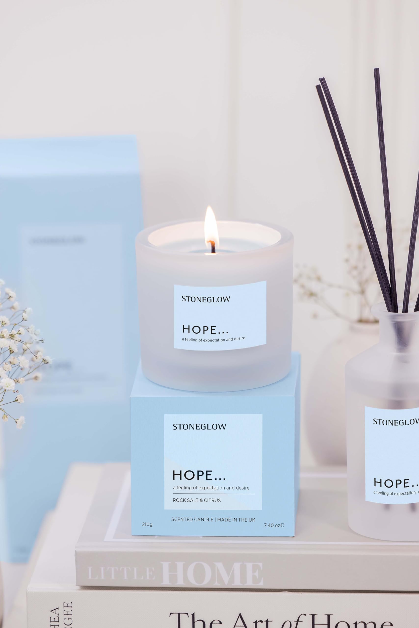Stoneglow Affirmations – Hoffnung – Steinsalz und Zitrusfrüchte – Duftkerze im Tumbler (79 x 89 mm), Kokosnuss- und Rapswachsmischung, blaue Kerze, 40 Stunden, Bergamotte, Patchouli, Lavendel
