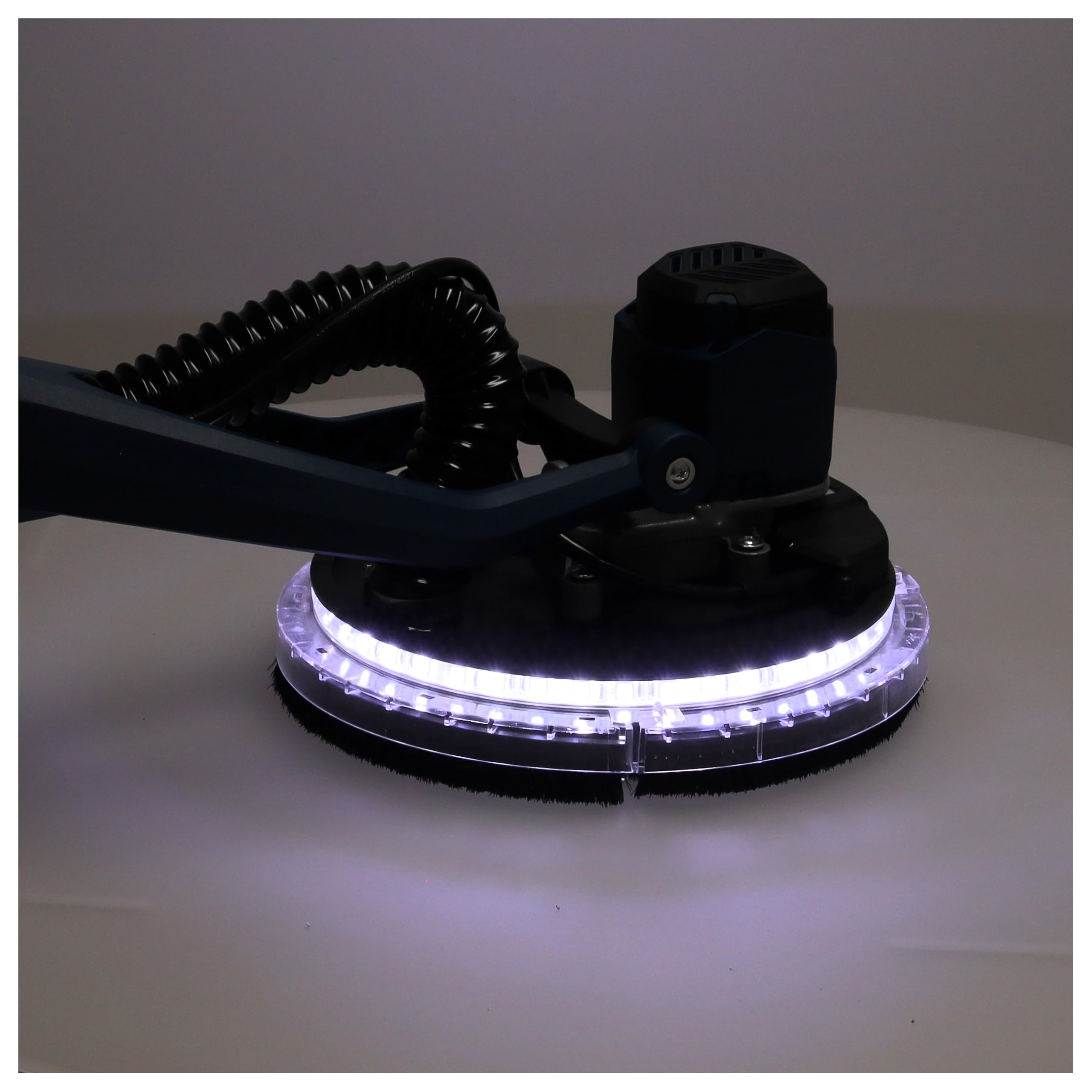 Szlifierka wysięgnikowa do gipsu (ż yrafa) 500 W Dedra DED7768BM – bezszczotkowy silnik, teleskopowy wysięgnik 120–205 cm, regulacja 7 stopni, LED, odsysanie pyłu, lekka 4,5 kg z walizką i akcesoriami