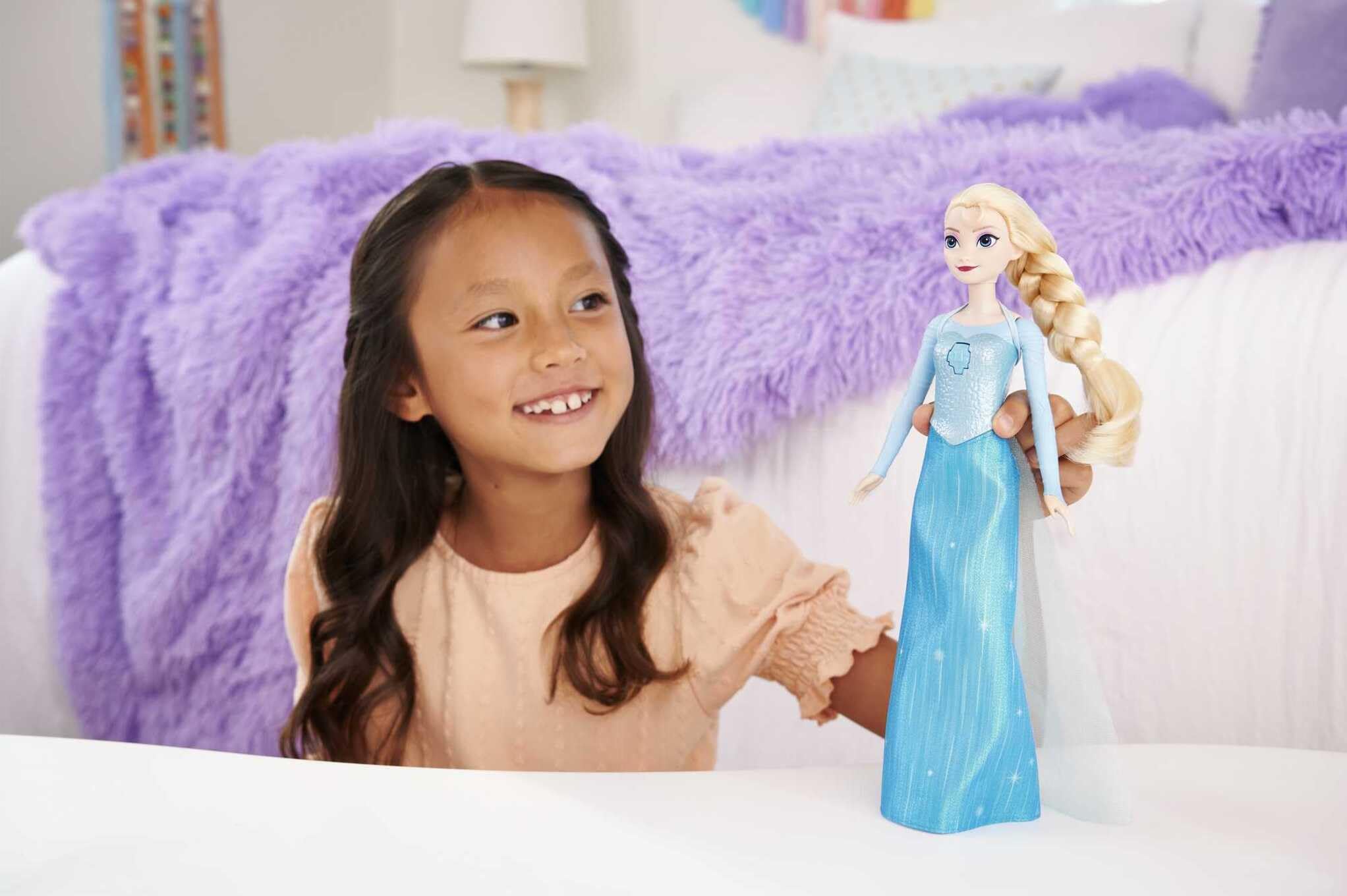 Mattel Juguetes de Disney Frozen Elsa cantarina, muñeca de moda, canta “Let It Go” en 4 idiomas: Inglés, Francés, Portugués, Español; inspirada en la película “Frozen” de Disney, JDX48