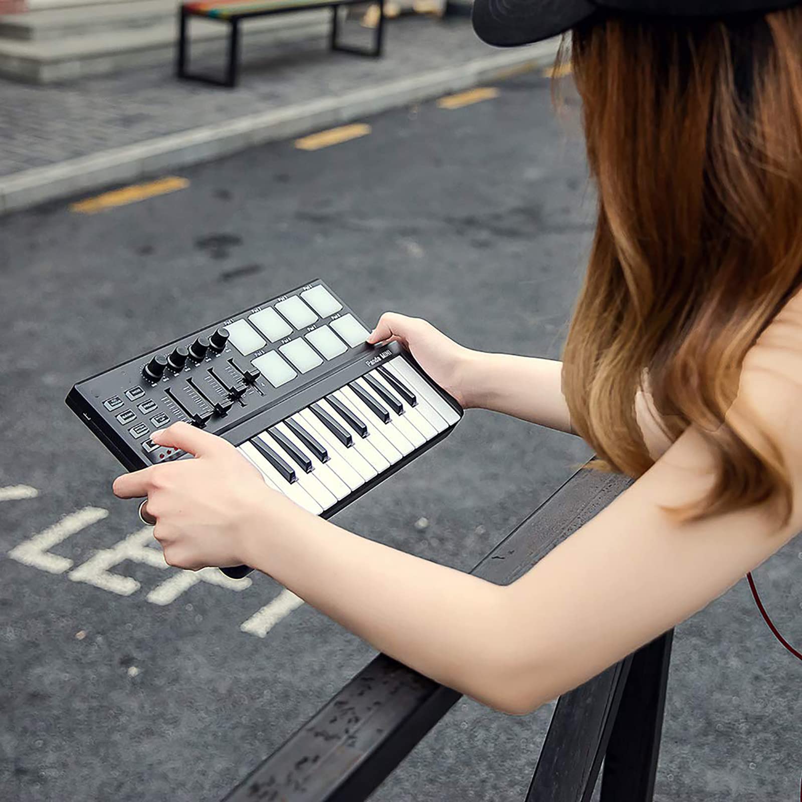 TsoLay Controller Tastiera Midi a 25 Tasti, Controller Midi USB Professionale con 8 Pad Trigger Retroilluminati Colorati, Manopole Rotanti E Software di Produzione Musicale, per Mac E PC
