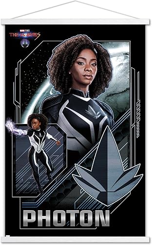Trends International Marvel The Marvels - Póster de pared con fotones, 22.37 x 34.00 pulgadas, paquete de impresión premium y colgador blanco