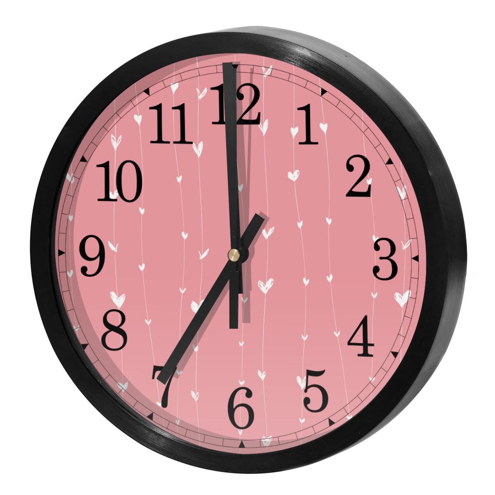 Horloge murale ronde rose à cœurs pour une décoration de cuisine douce