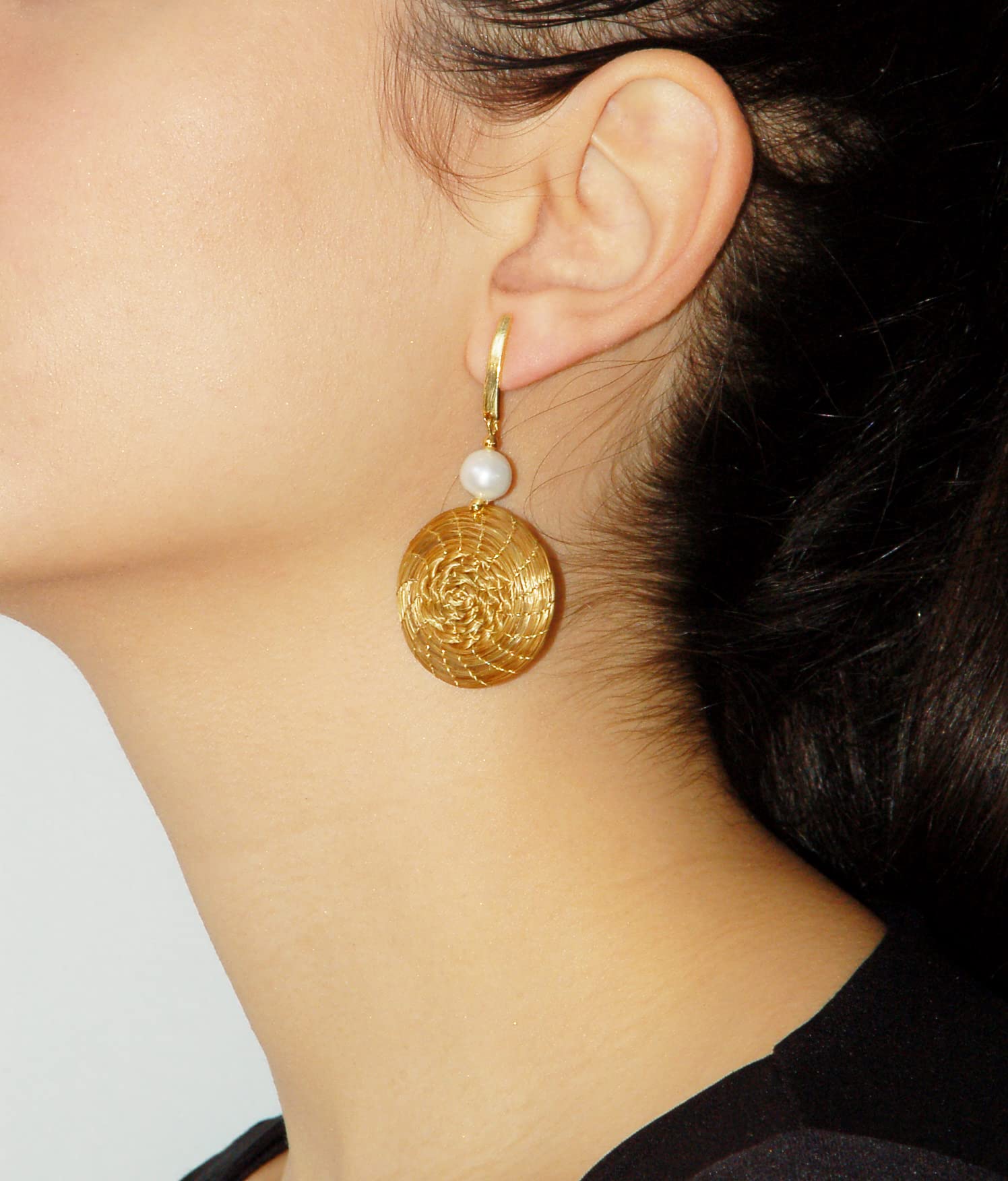 Pendientes Mandala de Oro Vegetal Trenzada con Perla 30 mm Vera Navarro