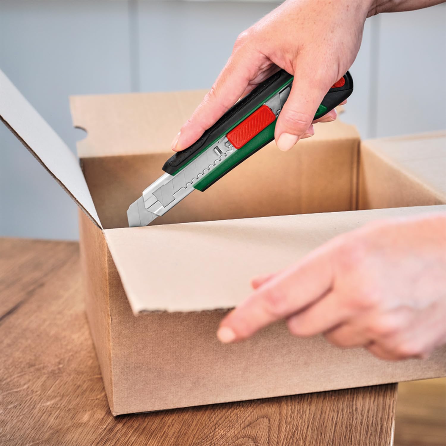 Bosch nóż odłamywany (naostrzone ostrze 18 mm ze stali SK5, ergonomiczna rękojeść z miękką okładziną, blokada ostrza, automatyczny system uzupełniania, magazynek na ostrza)