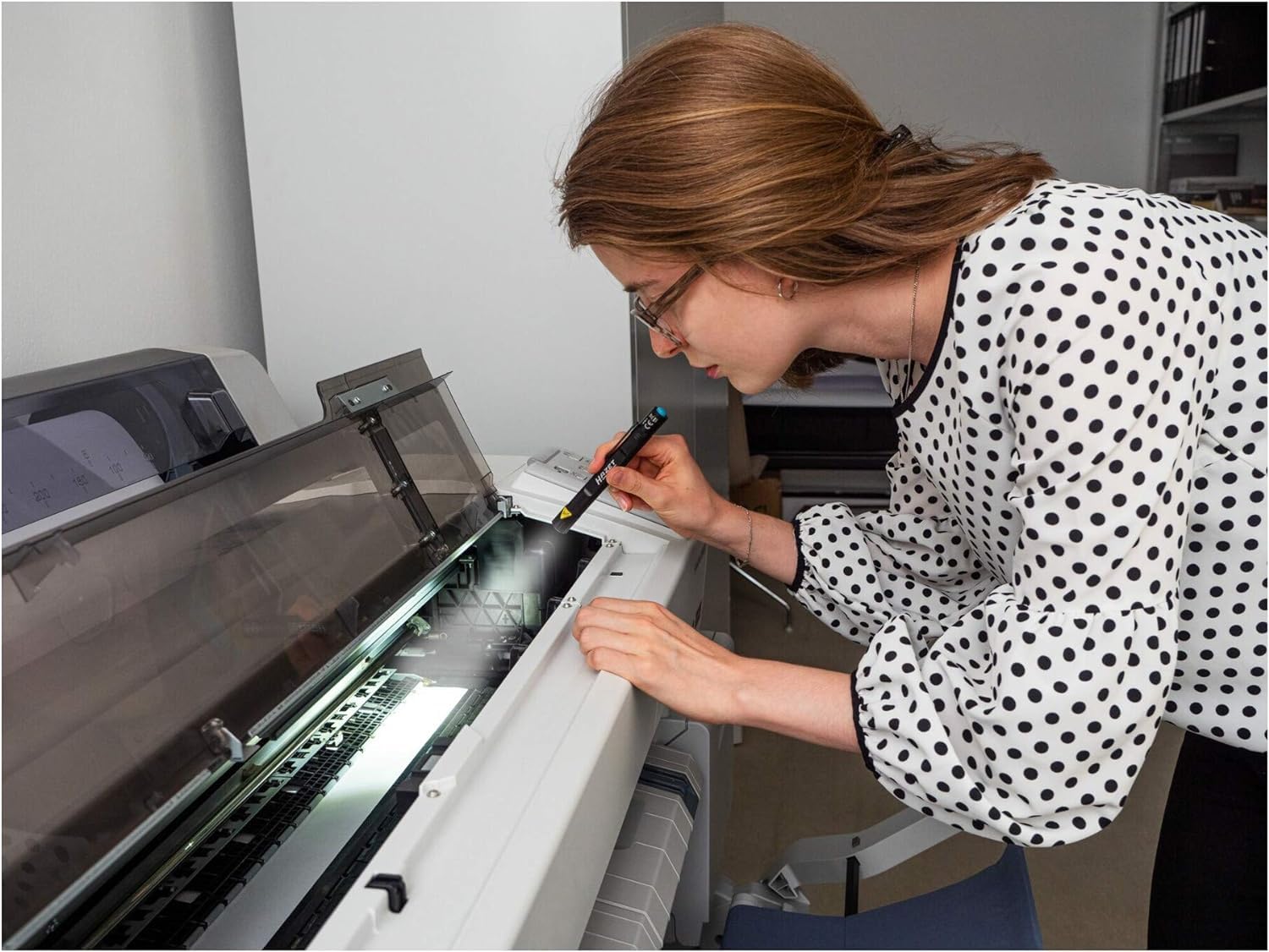 Linterna HAZET 1979N-71 I Para la iluminación de zonas de trabajo oscuras en la industria, el taller, el hobby o el hogar I 100 % más para un alcance luminoso de hasta 75 m