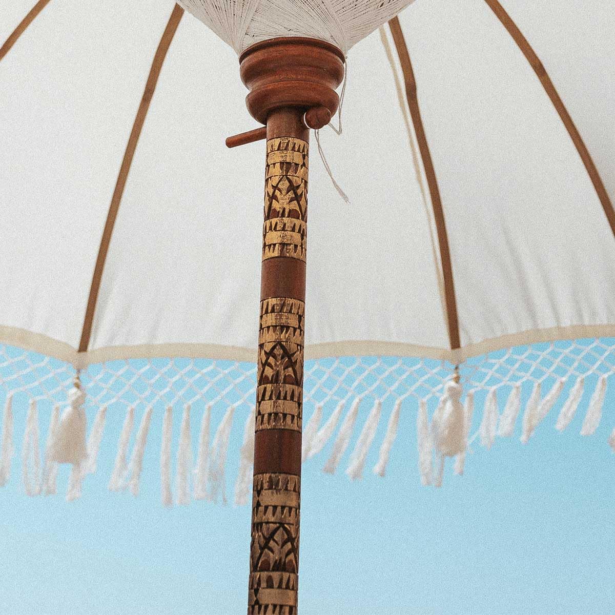 newgarden - BALI Ombrellone in tessuto e frange per esterni, spiaggia, giardino Ø 180 cm pieghevole. Struttura in legno di bambù per terrazza e balcone. Colore bianco