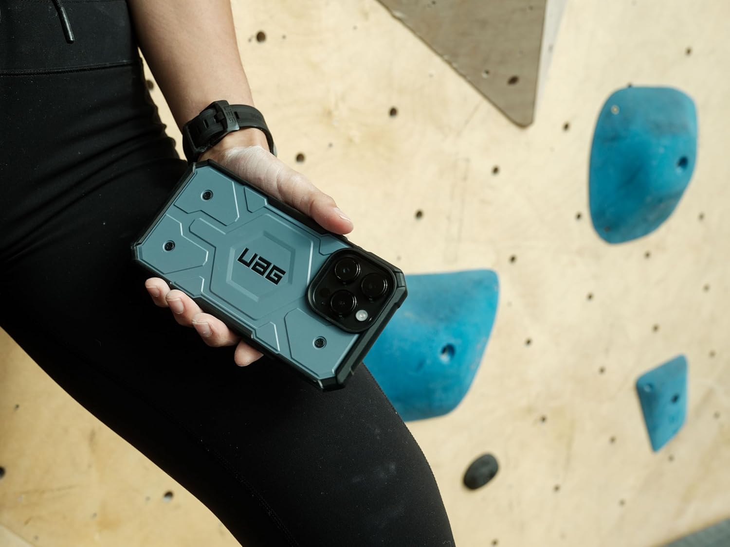 URBAN ARMOR GEAR UAG Case [Updated Ver.] Compatible with iPhone 15 Pro Case 6.1" Pathfinder Silver Built-in Magnet Compatible with MagSafe Charging Rugged Military Grade Dropproof Protective Cover