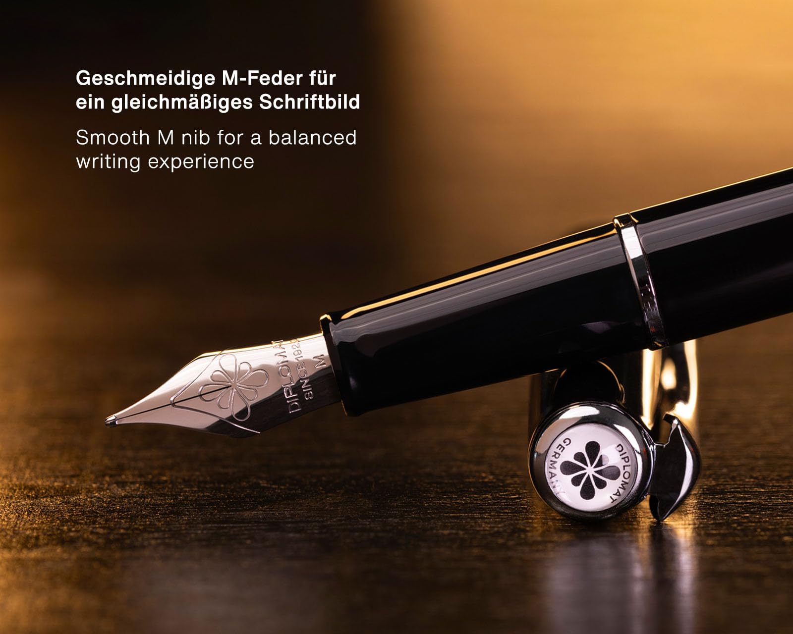 Diplomat Traveller Füllhalter-Set Lack Schwarz, Tinte und Lederetui | Mit Edelstahlfeder M, 30 ml Octopus Tinte Königsblau, Tintenkonverter und Stifteetui aus Leder