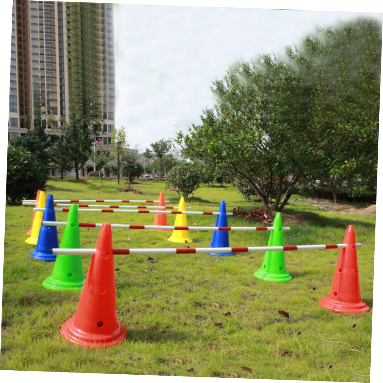 HEMOTON Cônes D'entraînement De Football avec Trous 50 Cm, Plastique Solide, Coupe-Vent, Lot de Marquage Rouge, pour Entraînement Sportif Et Barrage Routier