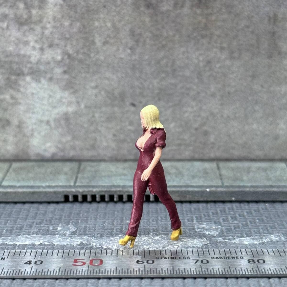 1/64 スマホを持つ女性 フィギュア ミニチュア ジオラマ