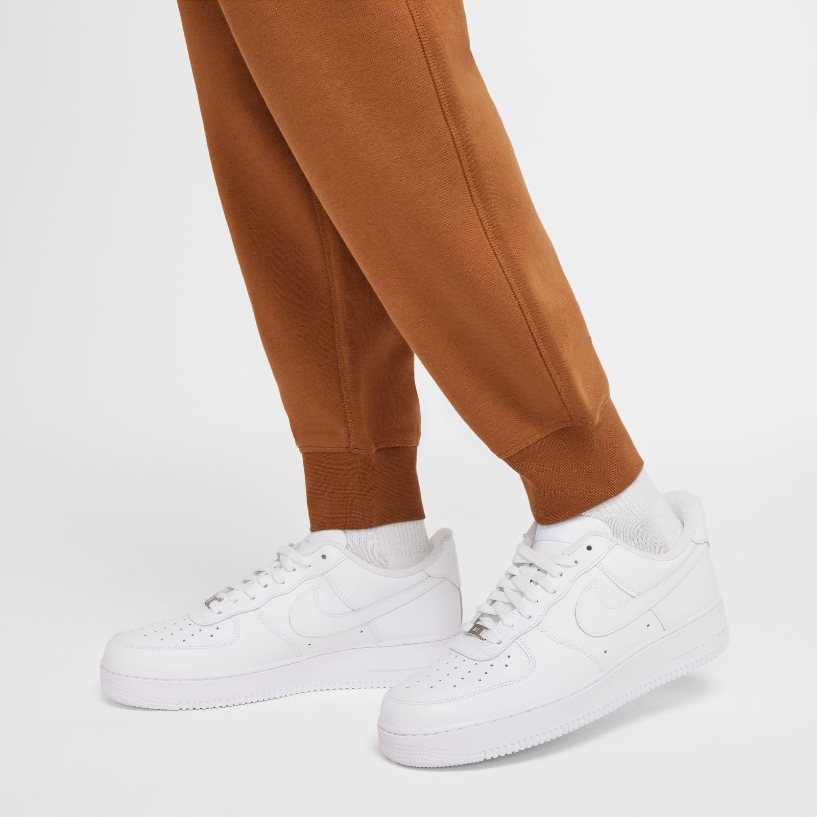 Nike Sportswear Club Męskie spodnie dresowe Lt British Tan/Safety Orange, FZ0907-281, M