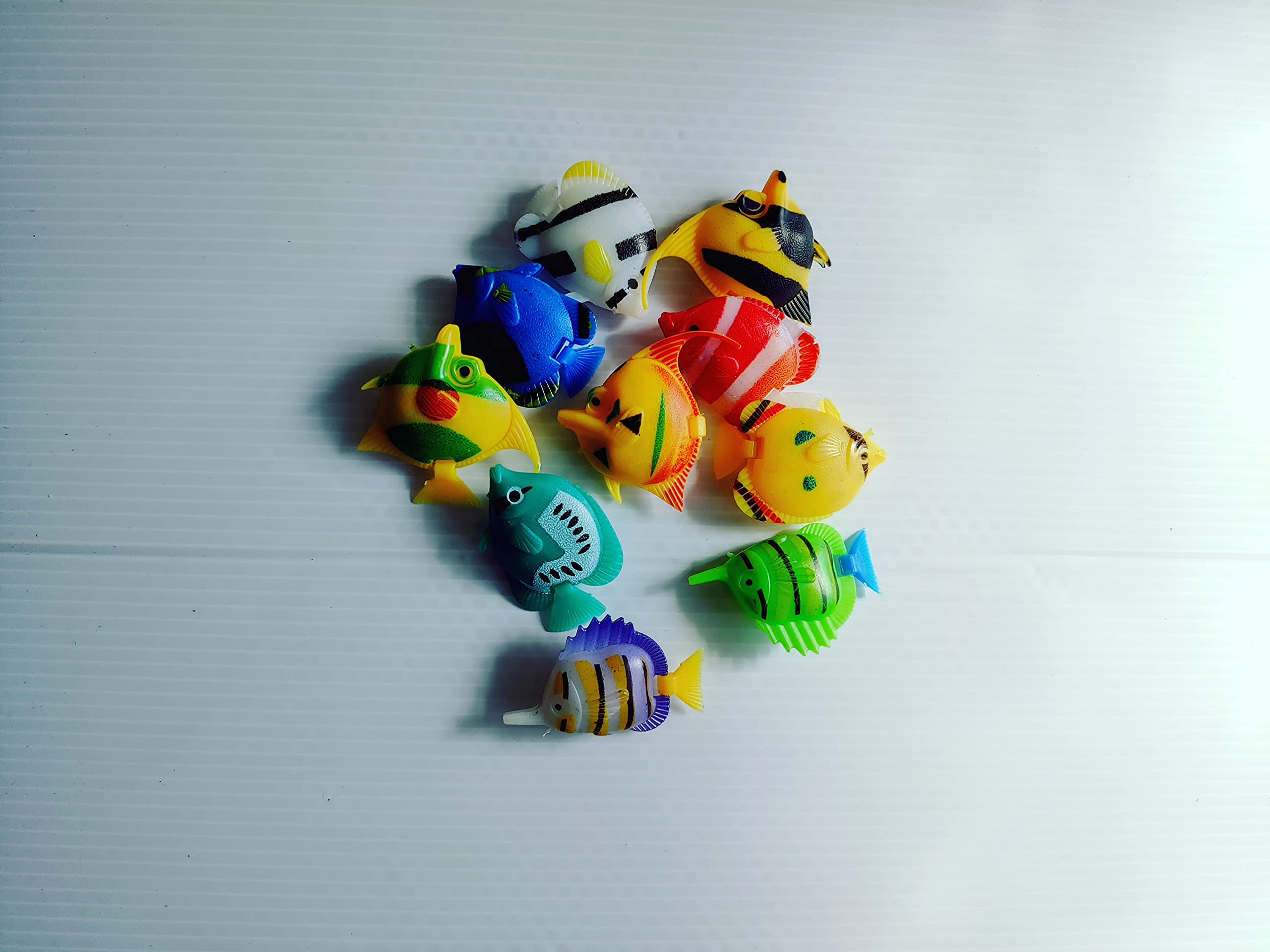 Artificial Ornamental Decorative Plastic Floating Moving Fishes for Aquarium Fish Tank Random Color and Pattern (Pack of 10)