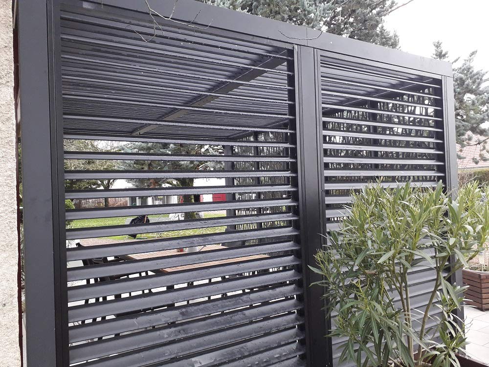 Pergola bioclimatique PER 36M30V BI Habrita Foresta alu 10,8m2 gris avec panneaux moucharabieh côté 3,60m et ventelles latérales mobiles côté 3m