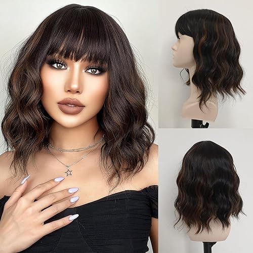 Doremiy Pelucas onduladas cortas de color negro con rayas marrones para mujer, peluca natural hasta el hombro con flequillo, pelucas sintéticas para