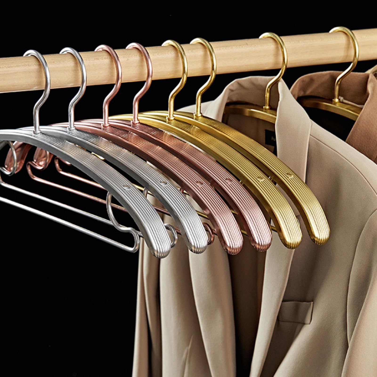 20 Kleiderbügel Aus Aluminium – Leicht (50 G), 41 Cm, Goldene Oberfläche – Stabil, Rostfrei, Für Anzüge, Hemden, Jacken & Hosen – Platzsparend, Elegant, Trocken & Nass Nutzbar