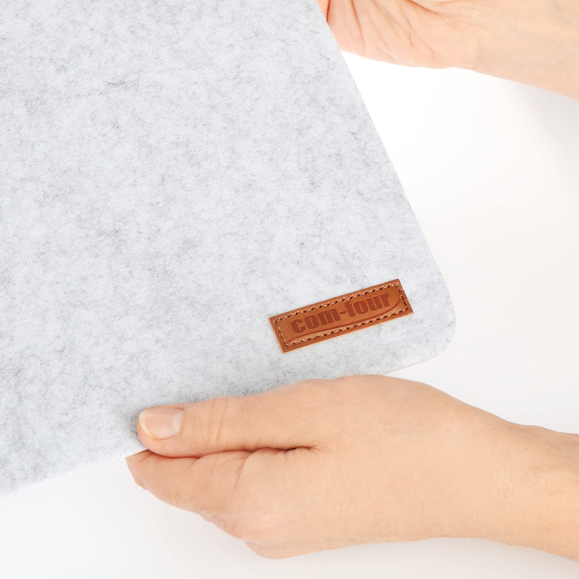 com-four® 32-teiliges Platzmatten-Set - abwischbares Tischset 44 x 32 cm | Extra dicke Filzunterlagen für 32 Personen - hitzebeständiger Tischschutz mit rutschhemmender Filzoberfläche