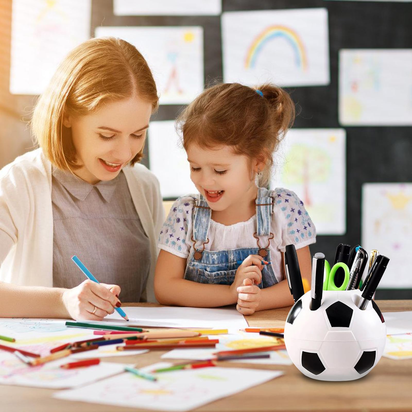 KHDULQ Pot à Stylos,Pot à Crayons En Forme De Ballon De Football,Organiseur Bureau Avec 6 Trous,Porte Crayons Bureau,Rangement Stylo,Organiseur Pour Matériel Scolaire (Rouge