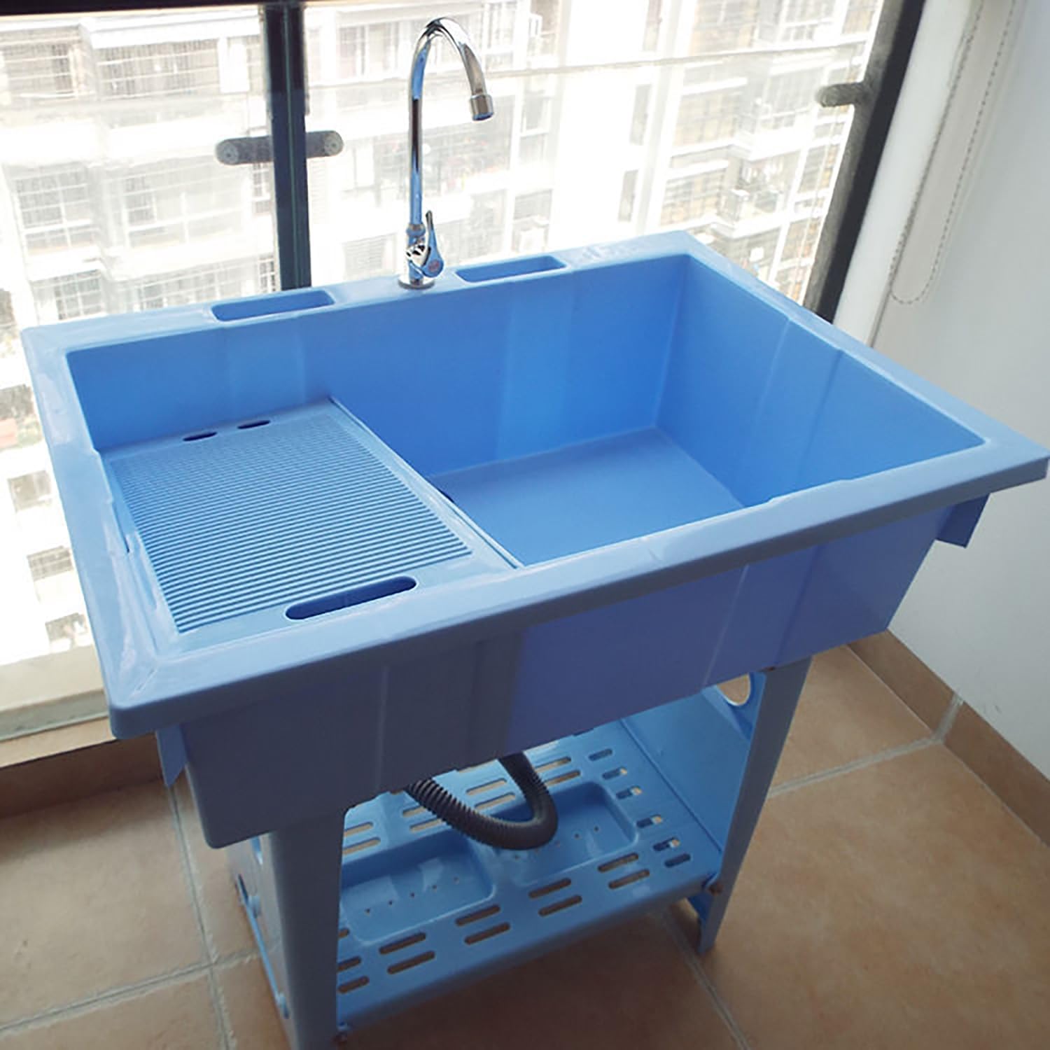 Meuble évier de blanchisserie bleu haut de gamme avec robinetterie eau chaude et froide