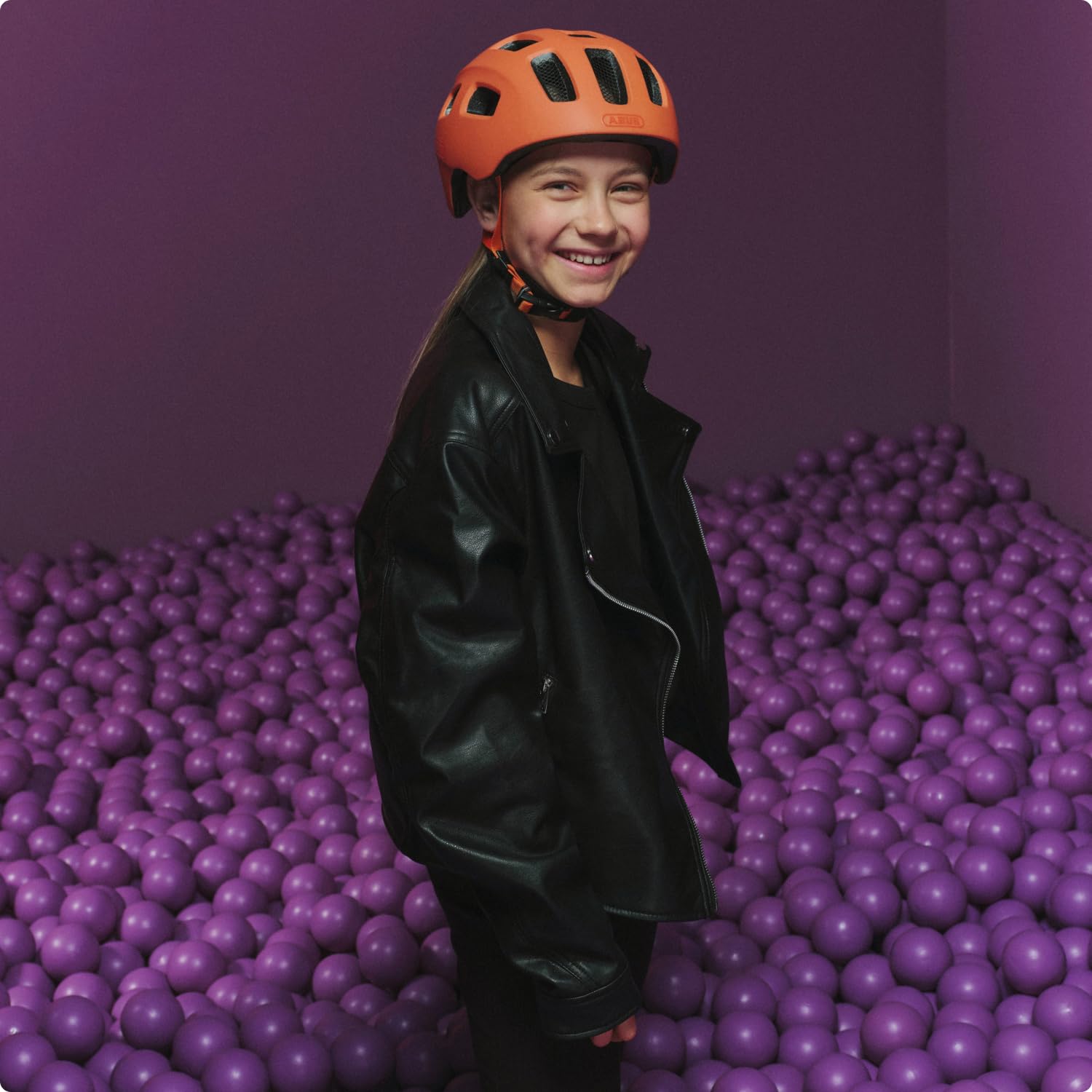 ABUS Casque Vélo Youn-I 2.0, mono orange, Taille M | Casque ville avec feu arrière LED, construction In-Mold, filet anti-insectes, ouverture queue-de-cheval