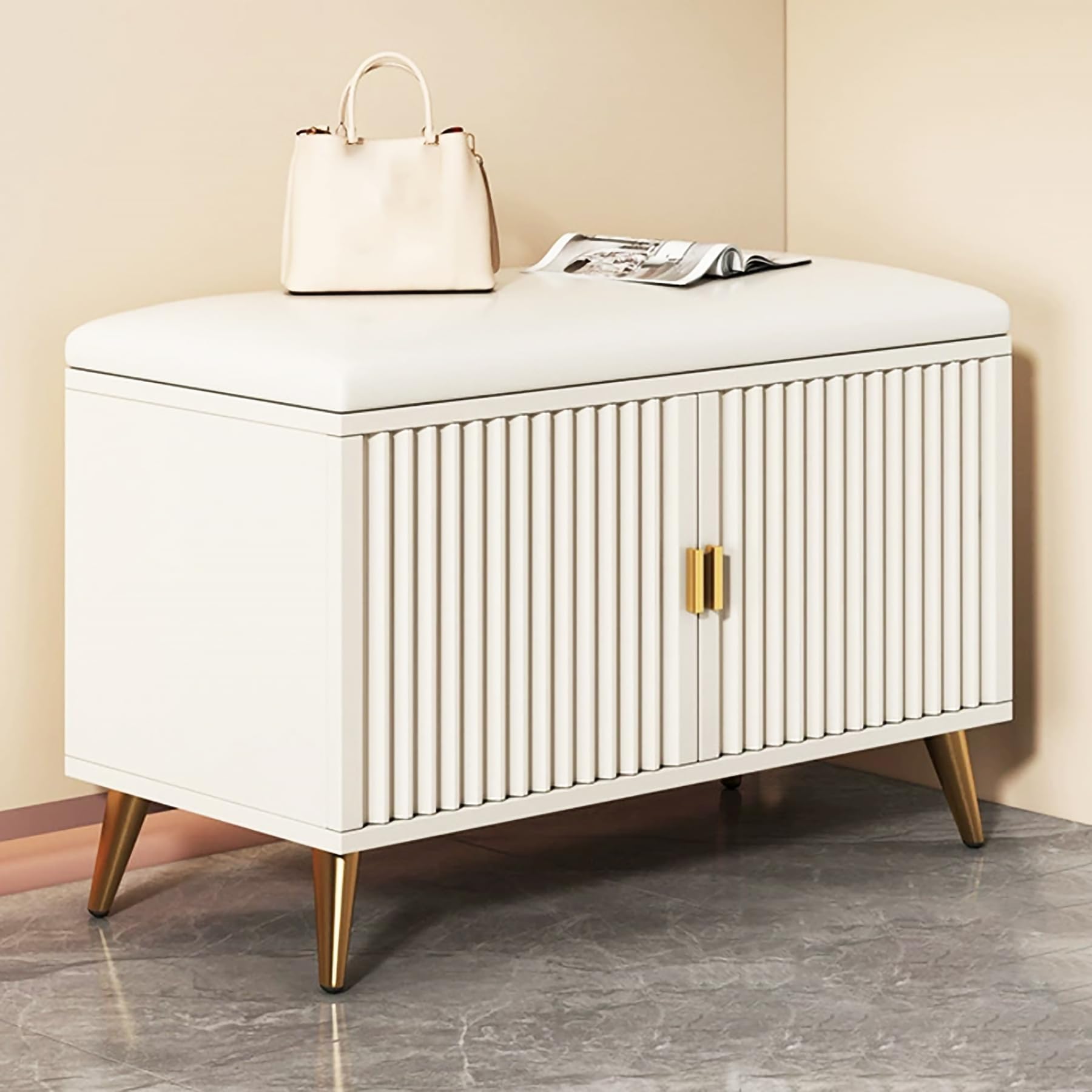 Banc de rangement à chaussures fermé pour cacher le désordre de l'entrée
