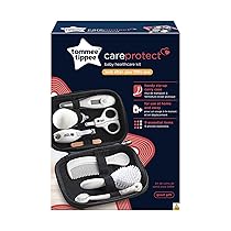 Tommee Tippee kit per la cura e l’igiene dei bambini, 9 articoli essenziali a casa e in viaggio in custodia impermeabile e lavabile (la fantasia potrebbe cambiare)