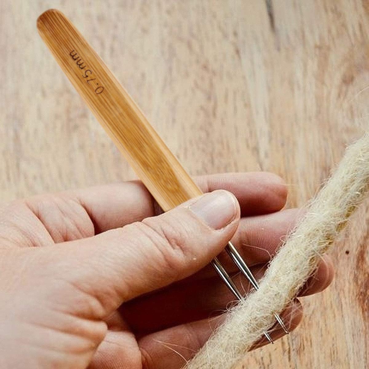 Apipi 4 Pcs 0.75mm Dreadlocks Crochet Hooks Set- Crochet Hooks Hair Extensions Crochet Weaving Needles with Bamboo Handle for Dreads Hair Dreadlock Tool Braid Craft (1 Hook, 2 Hooks)