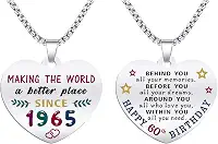 Presentes de aniversário de 60 anos para mulheres - Presentes de aniversário nascidos em 1965 - Colar com pingente de coração de aço inoxidável gravado - Presente de aniversário para mulheres de 60