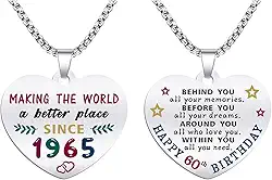 Presentes de aniversário de 60 anos para mulheres - Presentes de aniversário nascidos em 1965 - Colar com pingente de coração de aço inoxidável gravado - Presente de aniversário para mulheres de 60