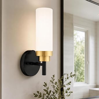Emak Modern Wall Sconce ، تركيبات إضاءة الحمام الأسود والذهبي مع غطاء زجاجي من الحليب ، إضاءة حائط شمعدان للحمام ، غرفة نوم ، غرفة معيشة ، مدخل ، WS085-BKBGD-ML