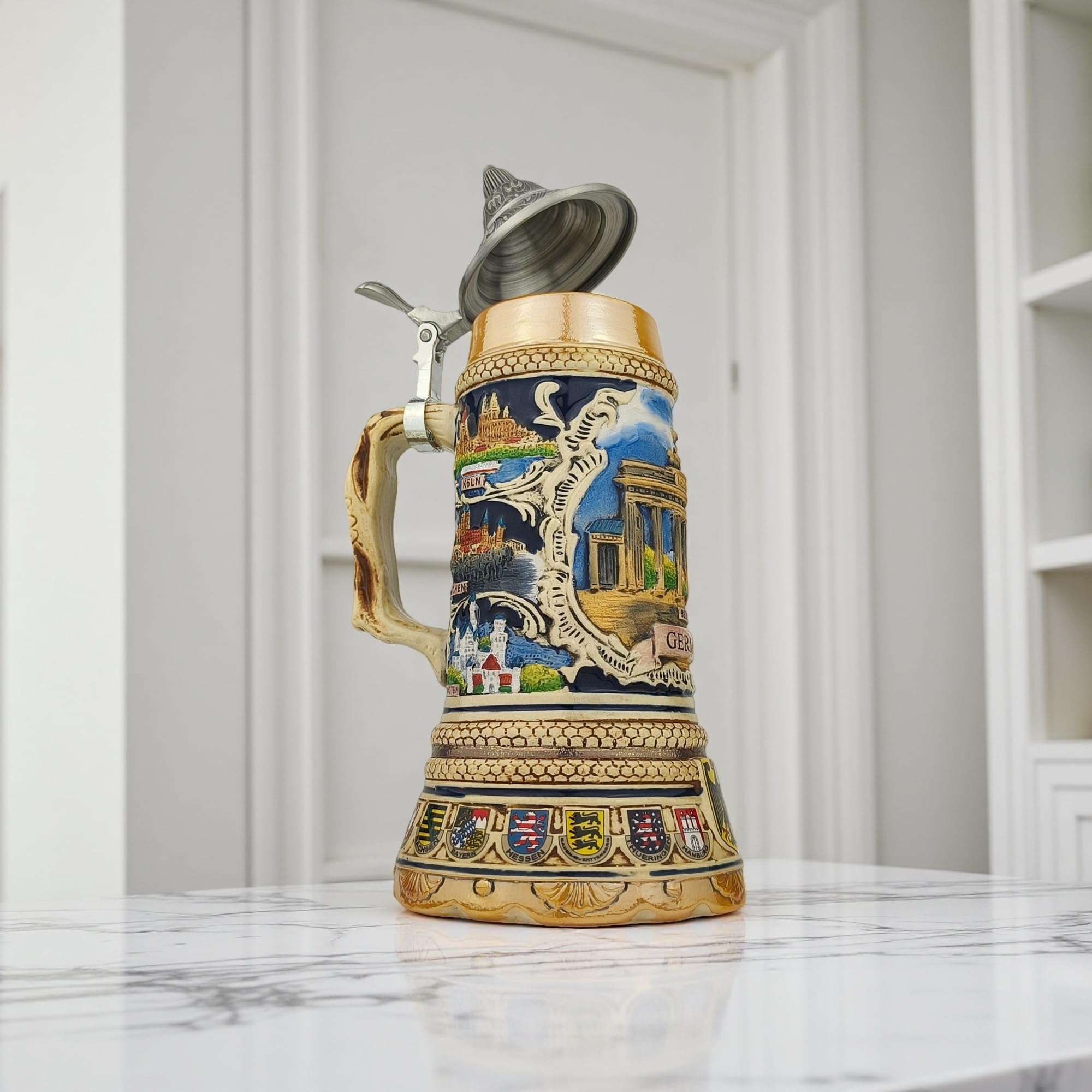 Bierkrug mit Deckel 0,7L - Steinkrug mit Deutschland-Motiv und XL-Boden Design - Brandenburger Tor auf der Vorderseite - Geschenkidee für Männer - Ideal für Zuhause, Fest & Sammlung