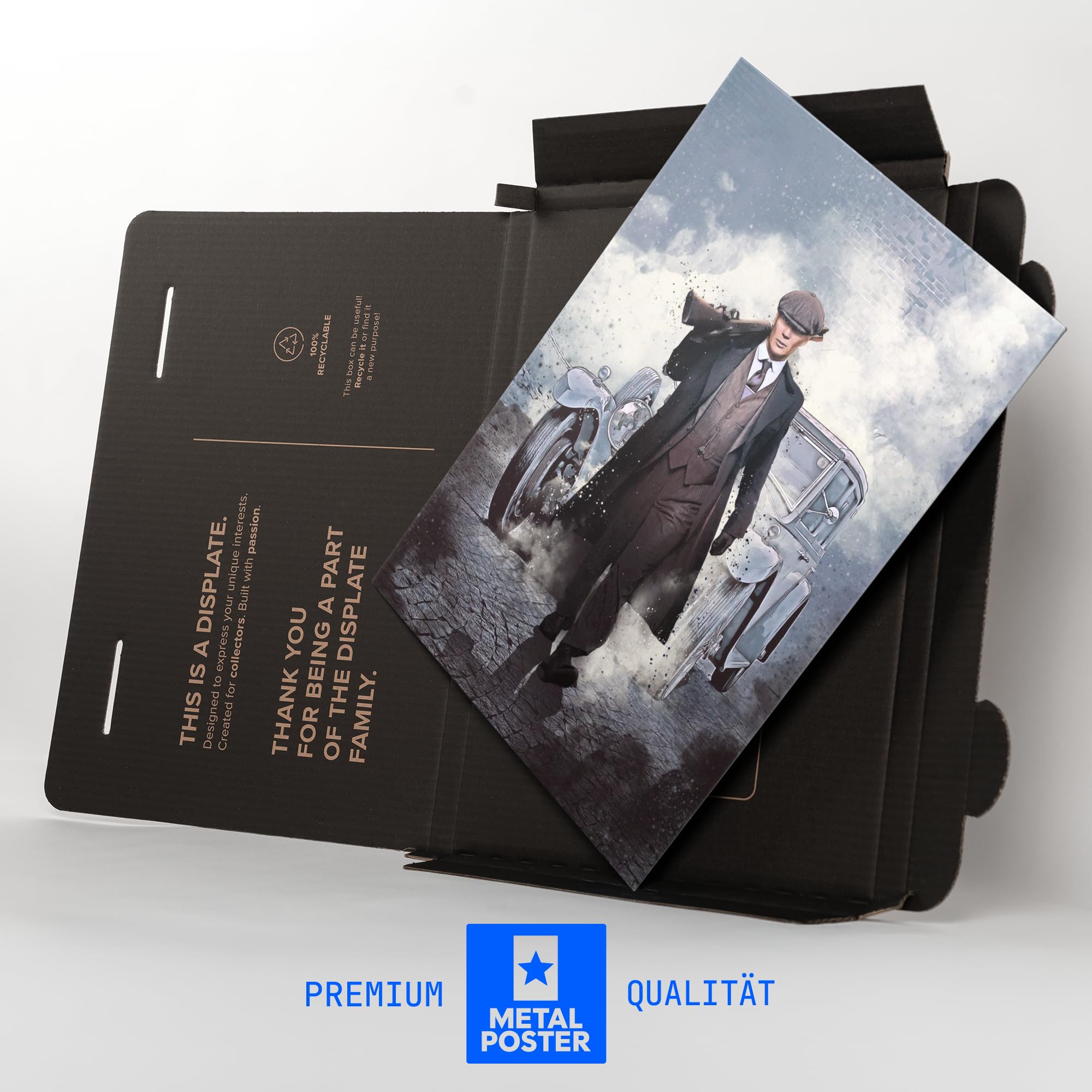 Displate Metall poster Peaky Blinders Iconic Vehicle Thomas Größe M | Moderne Bilder Wohnzimmer, Wandbilder für Schlafzimmer. Wanddeko & Geschenk. Wandkunst mit Magnet-Befestigung, ohne Bohren.