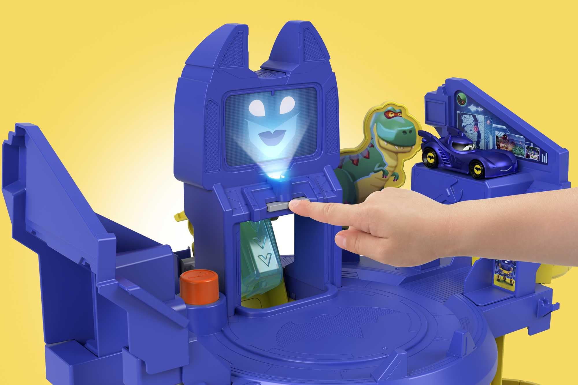 Fisher-Price DC Batwheels Wyścigowa Jaskinia Batmana Zestaw ze światełkami, dźwiękami i pojazdami Batmobil Bam i Redbird, dla dzieci od 3 roku życia, HRJ21
