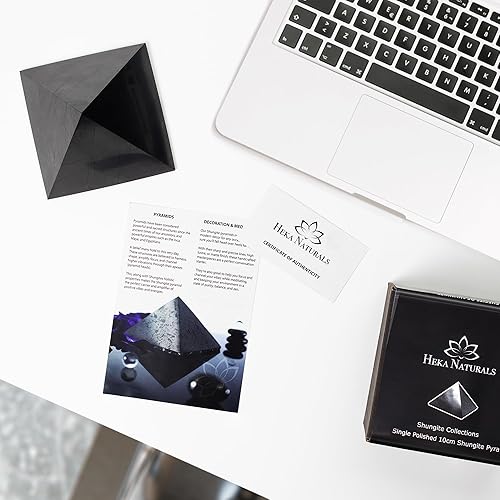 Miniatura 2 de Heka Naturals Pirámide de Shungite pulida, cristal de piedra negra  4 pulgadas  Piedra Shungite decorativa de escritorio para el hogar u oficina