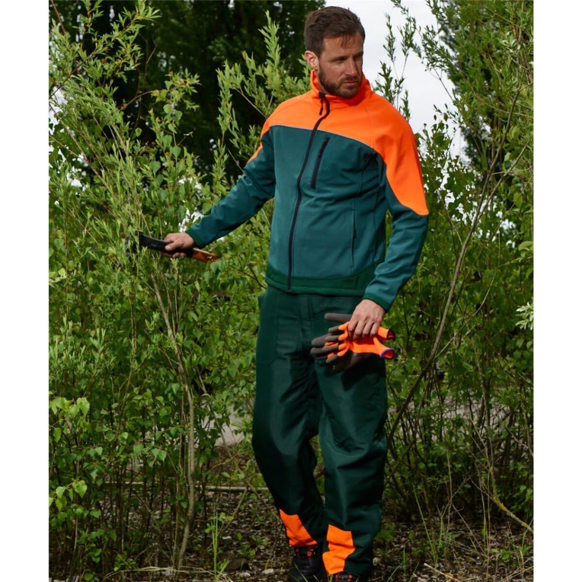 SWS Forst Schnittschutz-Latzhose (Größe 46-60) – Schutzklasse 1 Form A – Verstellbare Hosenträger – Schnittschutzhose mit Warnkeilen – 100 % Polyester – grün/Leuchtorange