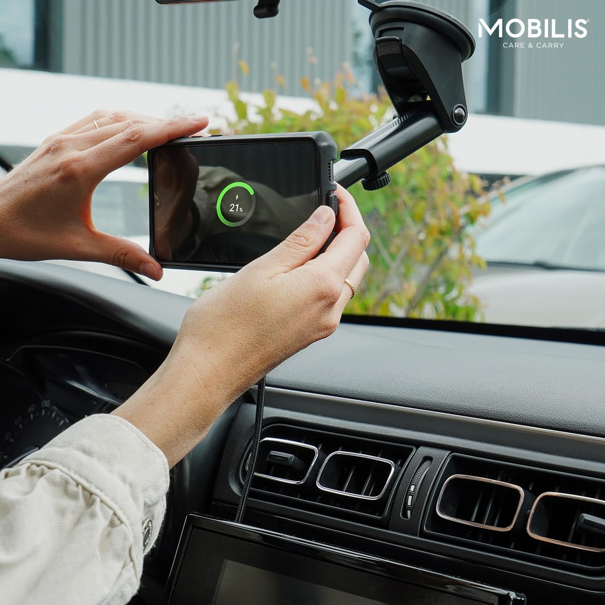 MOBILIS Kit Connettore/Dongle Magnetico Pogo Pin + Supporto di Ricarica 65 W con Ventosa per Auto (Parabrezza e Cruscotto) - Smartphone e Computer Mobile - Energia Mobile