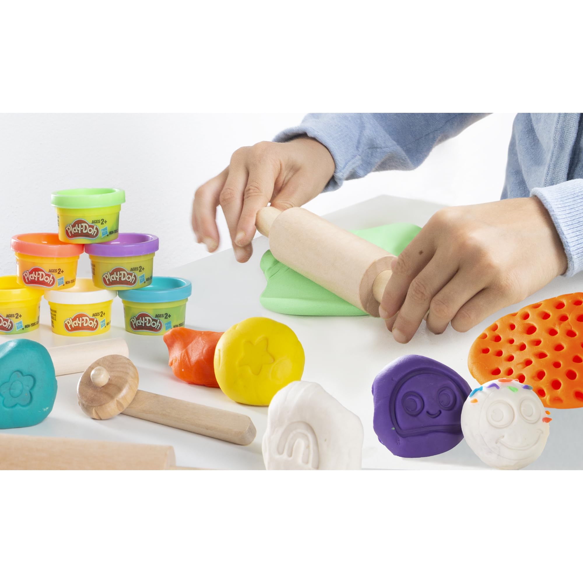 Roba x Play-Doh sklepik dla dzieci, 12 pojemników ciastoliny, 3 narzędzia, fartuszek, mata 3D. Drewniany, certyfikat FSC, edukacyjny – dla dzieci 3+