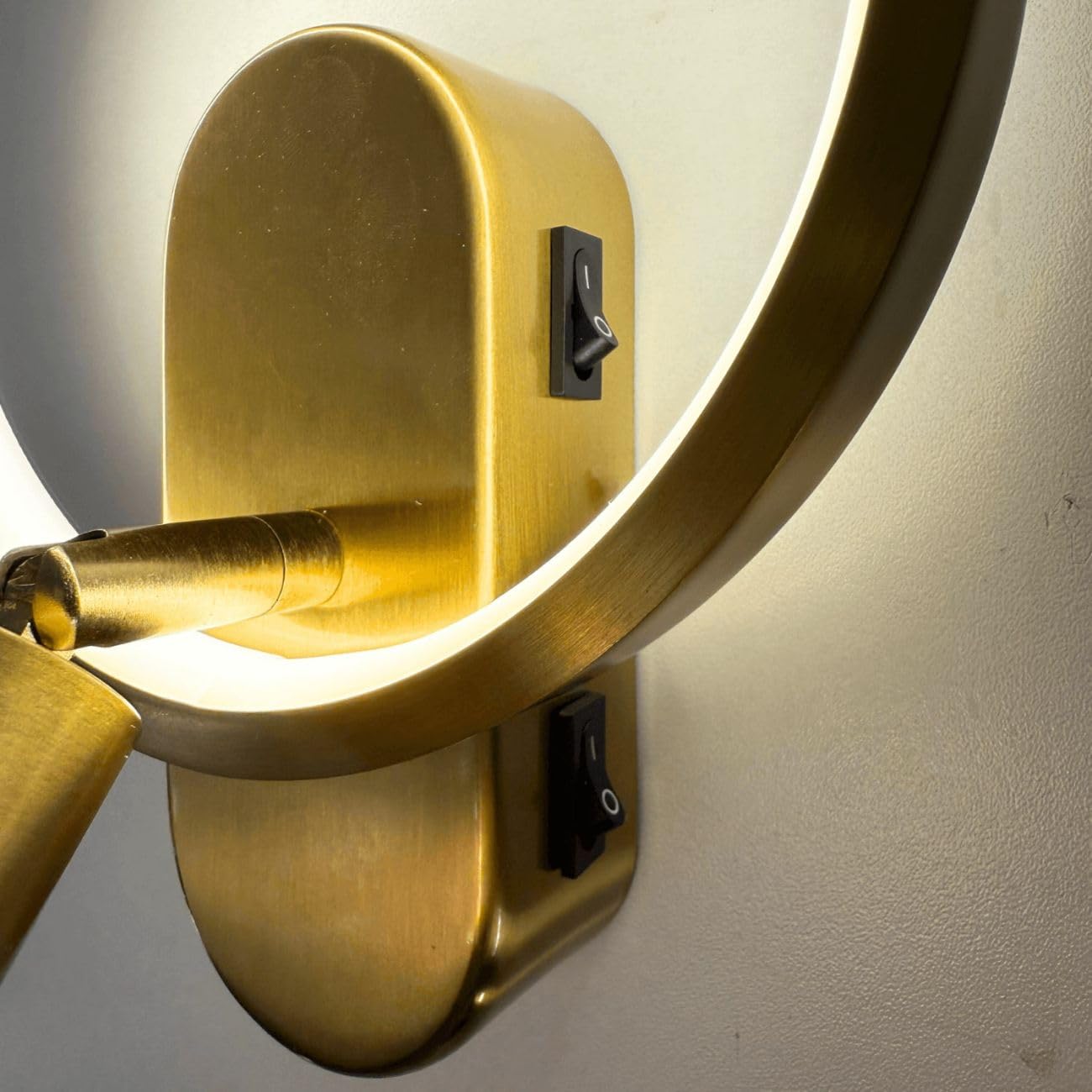 KOSILUM – Aplique dorado doble luz con lector centrado – Lona – Luz blanca cálida iluminación salón dormitorio cocina pasillo – 1650 lm – LED integrado – IP20