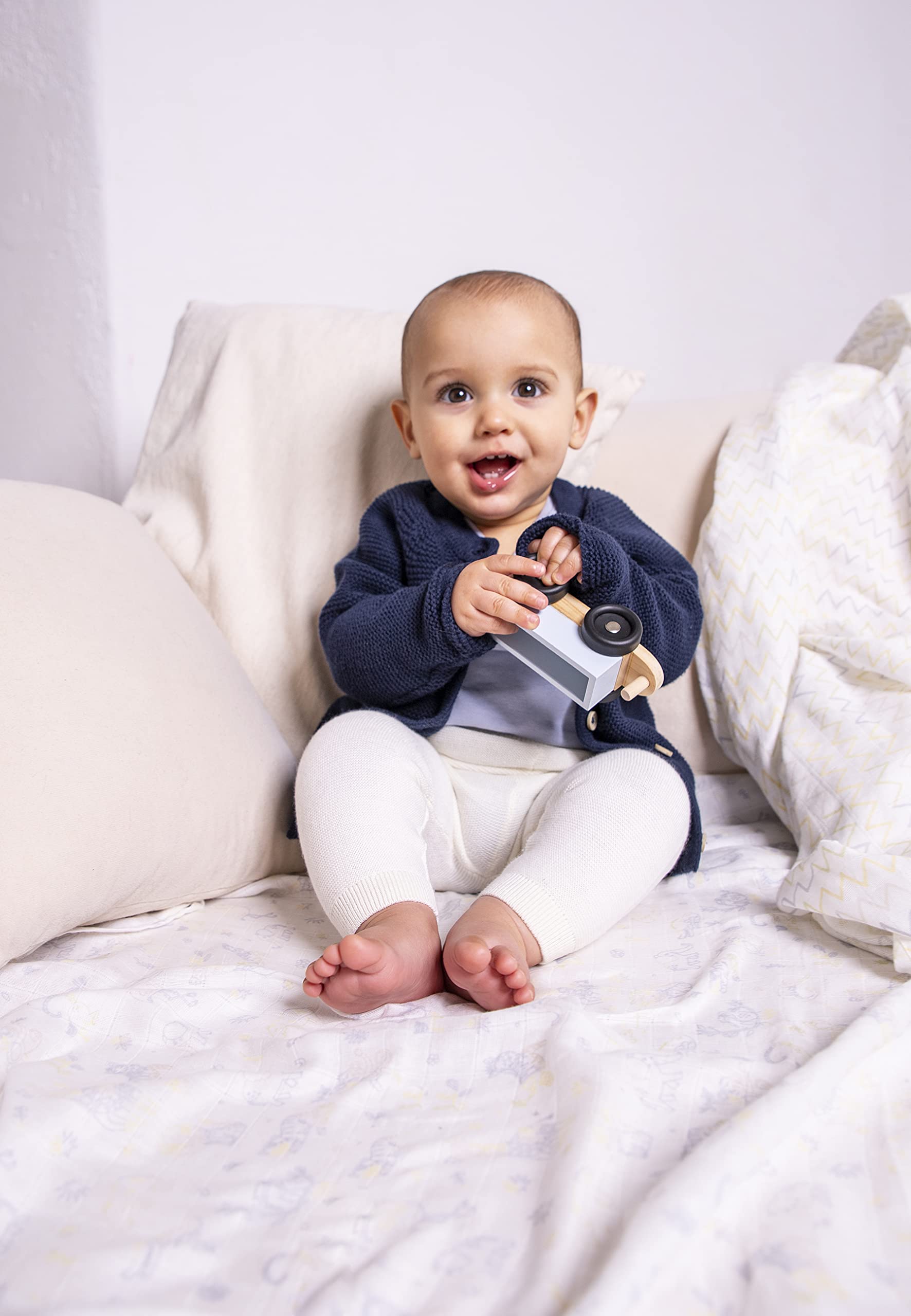 Stellou & friends Cardigan-Strickjacke für Mädchen und Jungen mit Knöpfen in Holz-Optik | Hochwertige Baby-Kleidung aus 100% Baumwolle - IV V