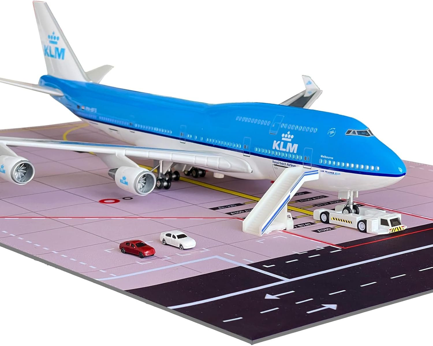 B747 Airplane Model 1/150 Scale Resin B747 Model Plane with LED Lights and Airport Scene Accessories Ideal Display and Gift