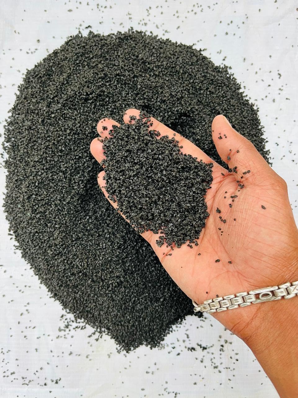 THE GUPTAS Natural Aquarium Black Sand for Lawn, Garden, Plants, Freshwater & Aquarium Dcor (Black) (1KG) (B0D7M9XJCF) Amazon Price History, Amazon Price Tracker