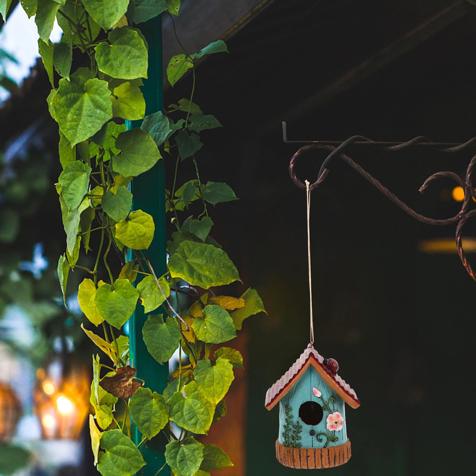 Casa de Pájaros Colgante de Resina Resistente la Intemperie Refugio Estable para Nidos Exteriores de Pequeños Pájaros Decoración de Jardín y Balcón Casita para Pajaros Versátil