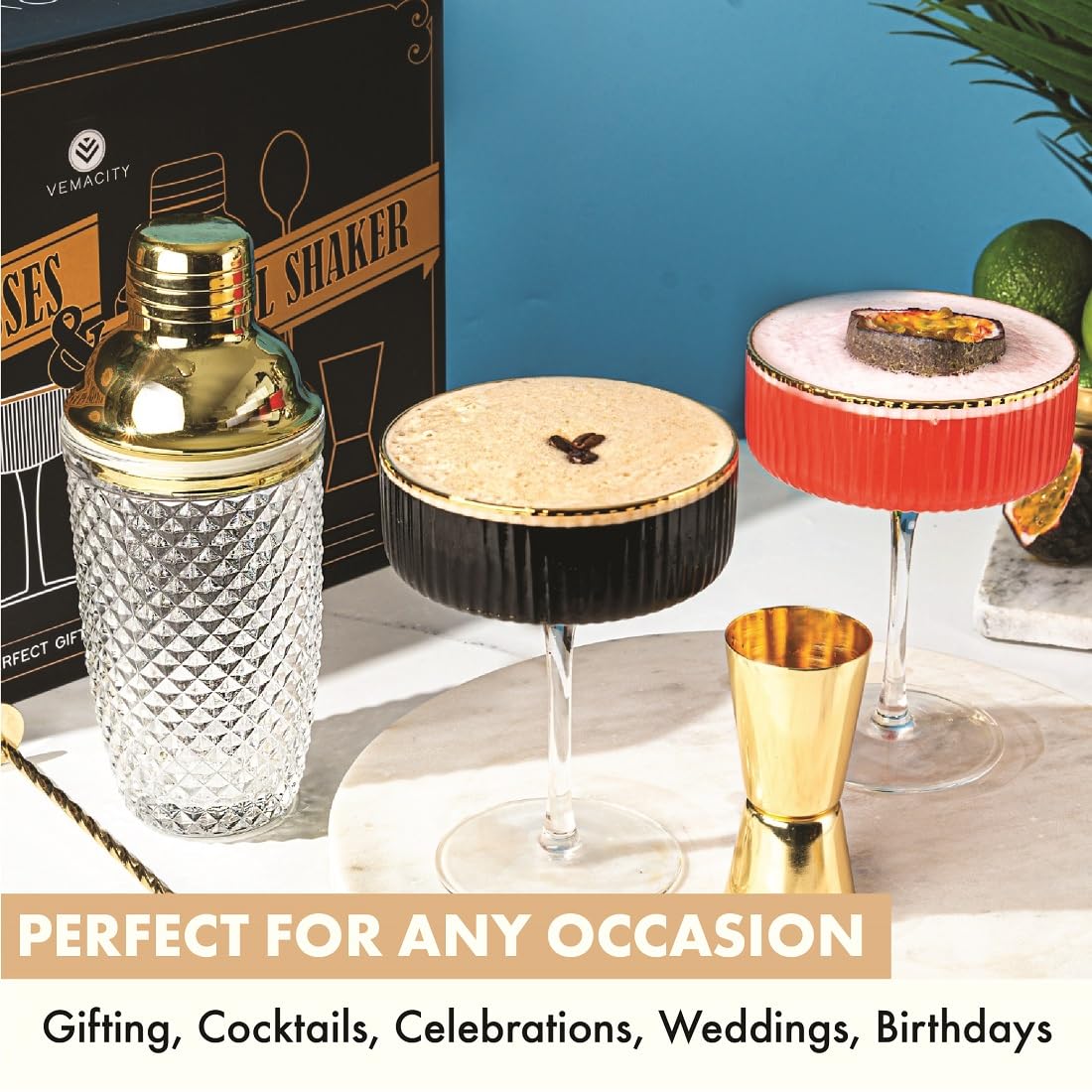 Vemacity Ensemble d'outils de bar de luxe | Shaker à cocktail en verre de 425,2 g + verres à martini expresso et accessoires de cocktail dorés : cuillère, doseur (shaker à cocktail doré + verres