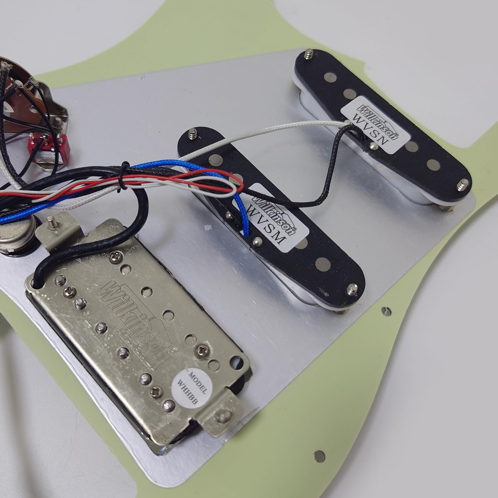 Golpeador precableado para guitarra, SSH Alnico 5 pastillas Humbucker, placa de rasguño de 3 capas para piezas de repuesto de guitarra Fender Stratocaster (perla verde clásico)