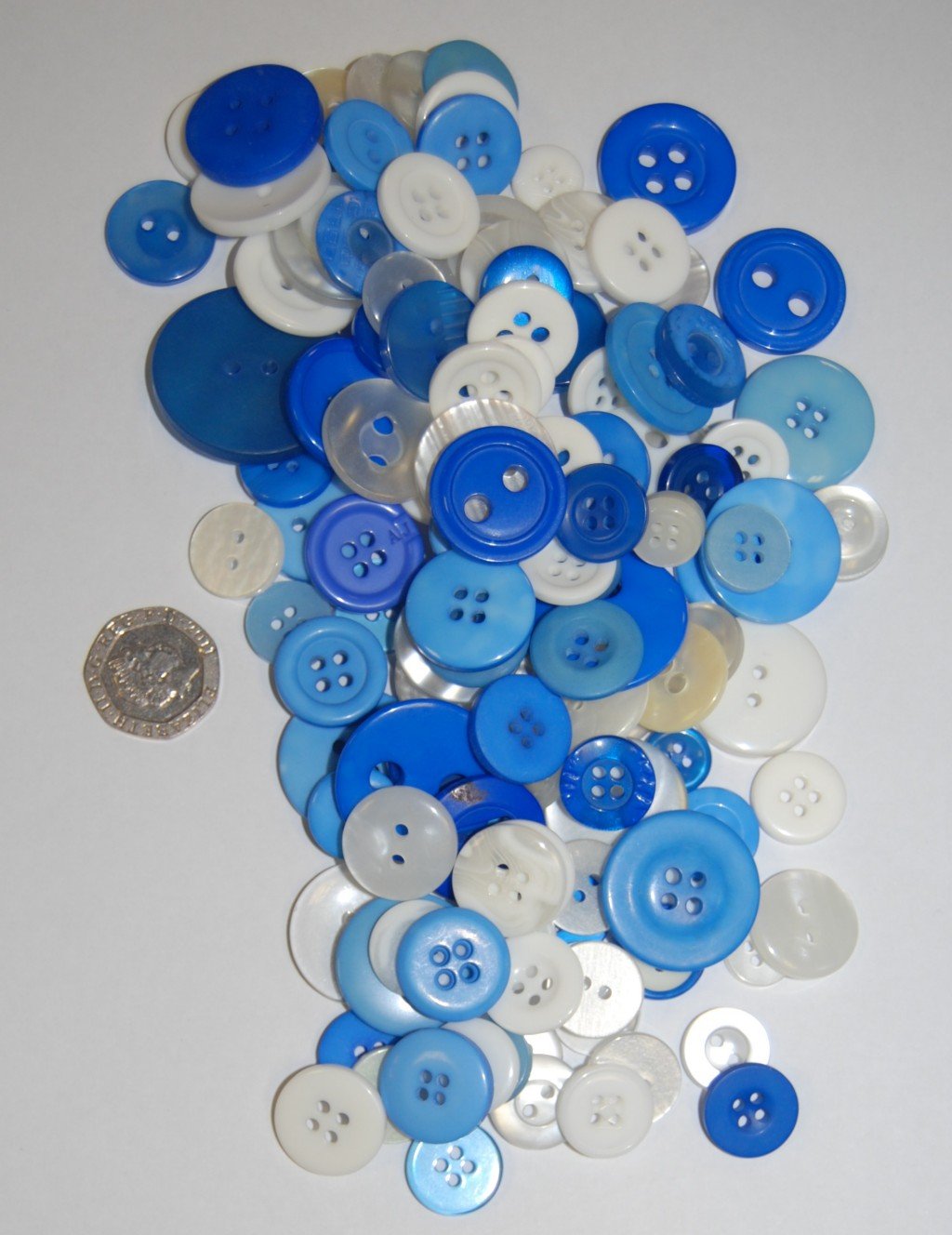 celloexpress Pack of 500g - BLUE & WHITE BUTTONS - Mixed Sizes of Various Blue and White Buttons for Sewing and Crafting