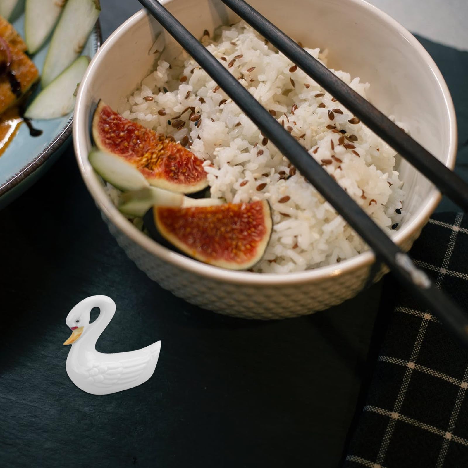 PLAFOPE Keramik Essstäbchenständer in Schwanform Weißer Essstäbchenhalter aus Keramik mit Tablett für Zuhause und Restaurantküche