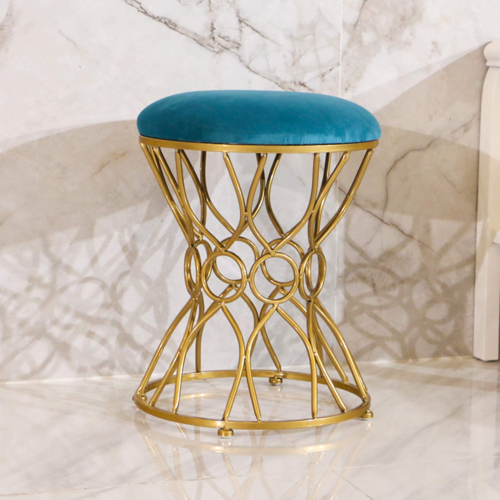 Ottoman rond en cuir bleu pour sublimer le coin lecture de votre salon